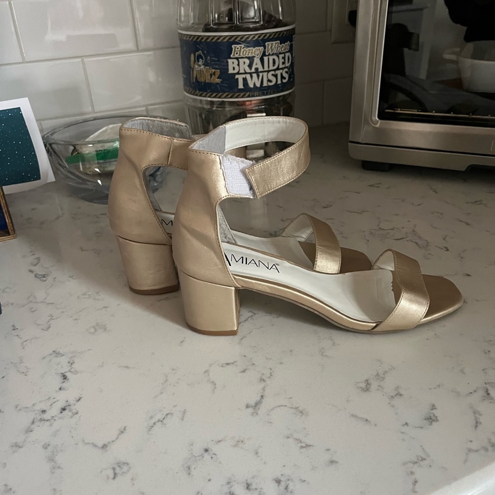 Amilana hardly used tan/gold shoes size 7